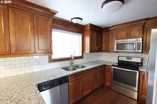 14225 SE Center St, Portland, OR 97236 - Photo 5