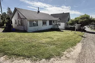 827 E 11th St, Coquille, OR 97423 - Photo 3