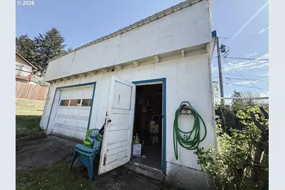 827 E 11th St, Coquille, OR 97423 - Photo 13