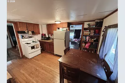 827 E 11th St, Coquille, OR 97423 - Photo 23