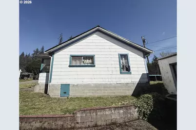 827 E 11th St, Coquille, OR 97423 - Photo 7
