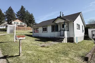 827 E 11th St, Coquille, OR 97423 - Photo 5