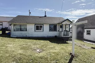 827 E 11th St, Coquille, OR 97423 - Photo 1