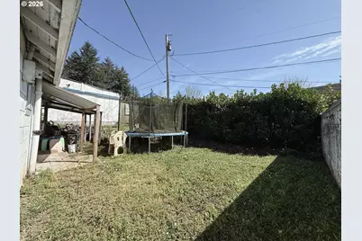 827 E 11th St, Coquille, OR 97423 - Photo 9