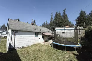 827 E 11th St, Coquille, OR 97423 - Photo 11