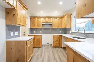 11129 SE Stark St, Portland, OR 97216 - Photo 9