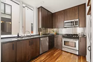 245 SW Meade St, Portland, OR 97201 - Photo 13