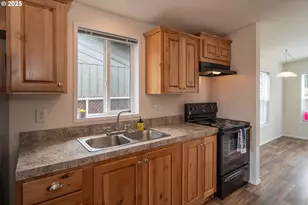 201 NE Peggy Ave, Roseburg, OR 97470 - Photo 9