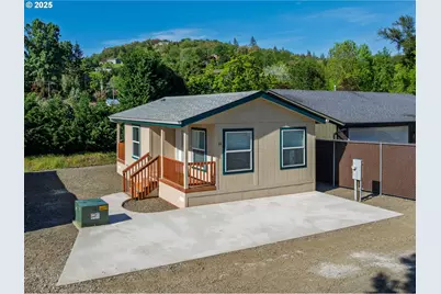 201 NE Peggy Ave #11, Roseburg, OR 97470 - Photo 1