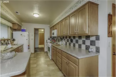700 NW 18th Pl, McMinnville, OR 97128 - Photo 17