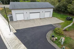 565 Lindy Ln, Coos Bay, OR 97420 - Photo 3