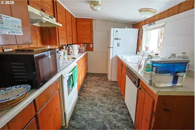 565 Lindy Ln, Coos Bay, OR 97420 - Photo 25