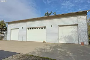 565 Lindy Ln, Coos Bay, OR 97420 - Photo 7