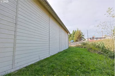 565 Lindy Ln, Coos Bay, OR 97420 - Photo 17