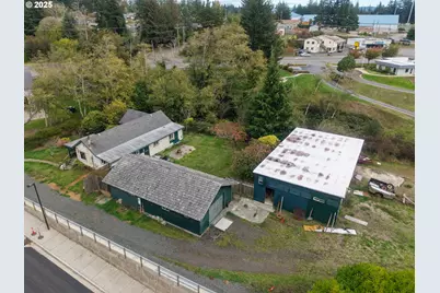 565 Lindy Ln, Coos Bay, OR 97420 - Photo 5