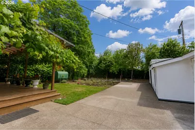 8912 SE Clay St, Portland, OR 97216 - Photo 5