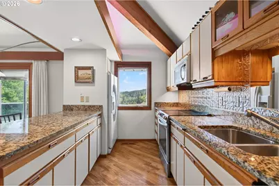 30013 Maple Dr, Rainier, OR 97048 - Photo 9