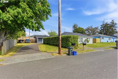 1707 Grant St, North Bend, OR 97459 - Photo 3