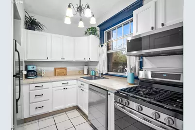 2109 NW Irving St #101, Portland, OR 97210 - Photo 9