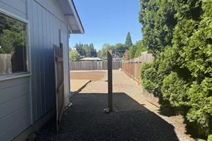 4478 Hilton Dr, Eugene, OR 97402 - Photo 37