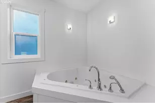 11700 N Island Cove Ln, Portland, OR 97217 - Photo 35