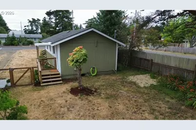 1992 18th St, Florence, OR 97439 - Photo 5