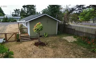 1992 18th St, Florence, OR 97439 - Photo 5