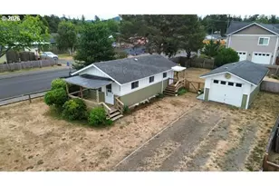 1992 18th St, Florence, OR 97439 - Photo 3