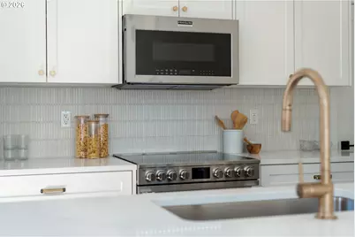 1522 NE Jarrett St #B, Portland, OR 97211 - Photo 9