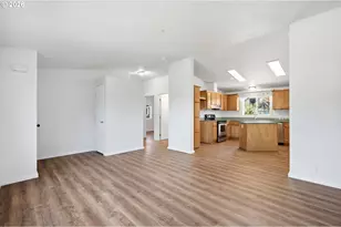 825 19th St, Springfield, OR 97477 - Photo 5