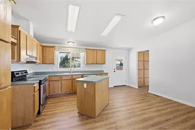 825 19th St, Springfield, OR 97477 - Photo 7