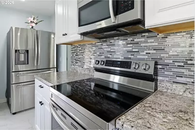 8647 NE Schuyler St, Portland, OR 97220 - Photo 11