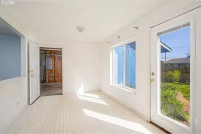 207 35th St, Springfield, OR 97478 - Photo 5