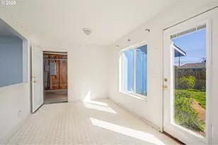 207 35th St, Springfield, OR 97478 - Photo 5