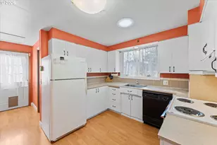 2668 SW Hume Ct, Portland, OR 97219 - Photo 13