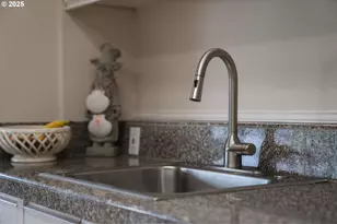 2323 SW Park Pl, Portland, OR 97205 - Photo 17