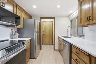 10805 SW Summer Lake Dr, Portland, OR 97223 - Photo 7