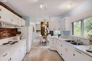 8015 SW Fairway Dr, Portland, OR 97225 - Photo 9