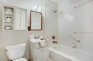 8015 SW Fairway Dr, Portland, OR 97225 - Photo 17