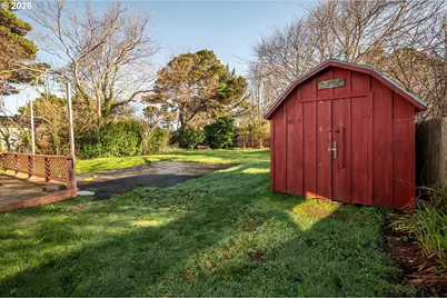 887 Jackson Ave, Bandon, OR 97411 - Photo 5
