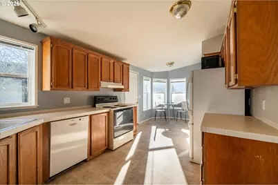 887 Jackson Ave, Bandon, OR 97411 - Photo 11