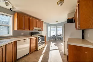 887 Jackson Ave, Bandon, OR 97411 - Photo 11