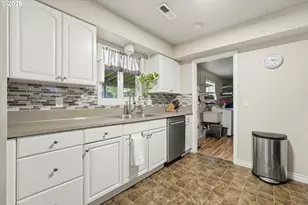 609 E Sunset Ct, Newberg, OR 97132 - Photo 11