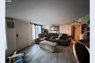 147 SE Pete Ave, Myrtle Creek, OR 97457 - Photo 3