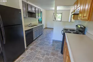 885 E 10th St, Coquille, OR 97423 - Photo 15