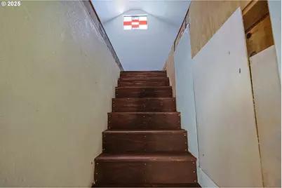 885 E 10th St, Coquille, OR 97423 - Photo 31