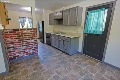 885 E 10th St, Coquille, OR 97423 - Photo 17