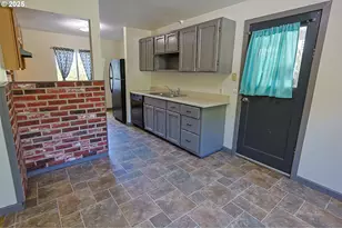 885 E 10th St, Coquille, OR 97423 - Photo 17