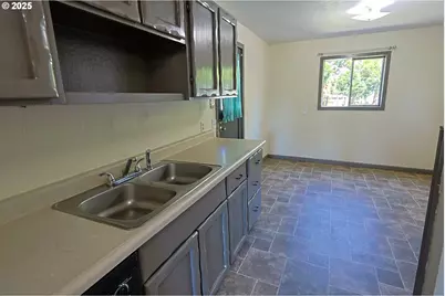885 E 10th St, Coquille, OR 97423 - Photo 19
