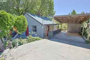 885 E 10th St, Coquille, OR 97423 - Photo 5